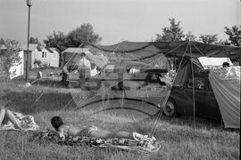 Оживление в един от къмпингите в курортния комплекс „Слънчев бряг“ през 1964 година