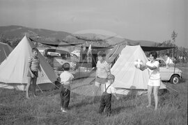 Оживление в един от къмпингите в курортния комплекс „Слънчев бряг“ през 1964 година
