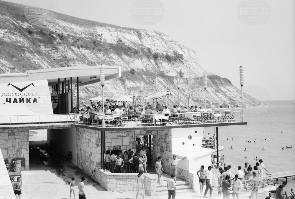 Новият модерен ресторант „Чайка” в Каварна през 1965 година