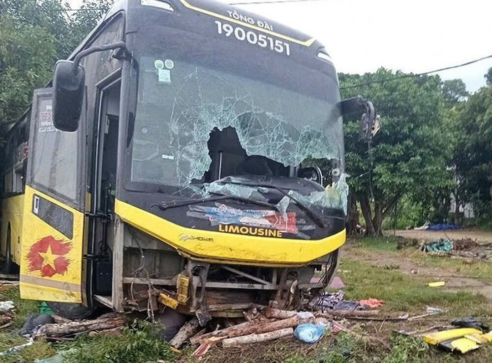 ВНА: Девет загинали и 16 ранени при катастрофа с автобус в Централен Виетнам