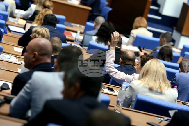 Близо два часа продължиха дебатите по предложените на първо четене законопроекти за промени в Закона за лечебните заведения