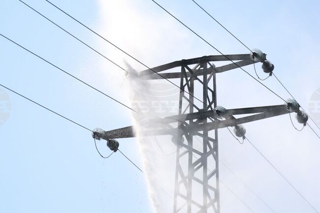 Гори гората в района на созополското село Зидарово, пламъците стигат до далекопроводите, каза кметът Христо Бардуков