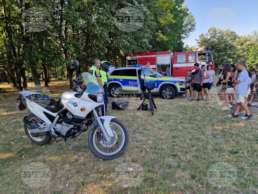 Деца в Разград научиха повече за професиите на пожарникари, полицаи, криминалисти и доброволци от БЧК