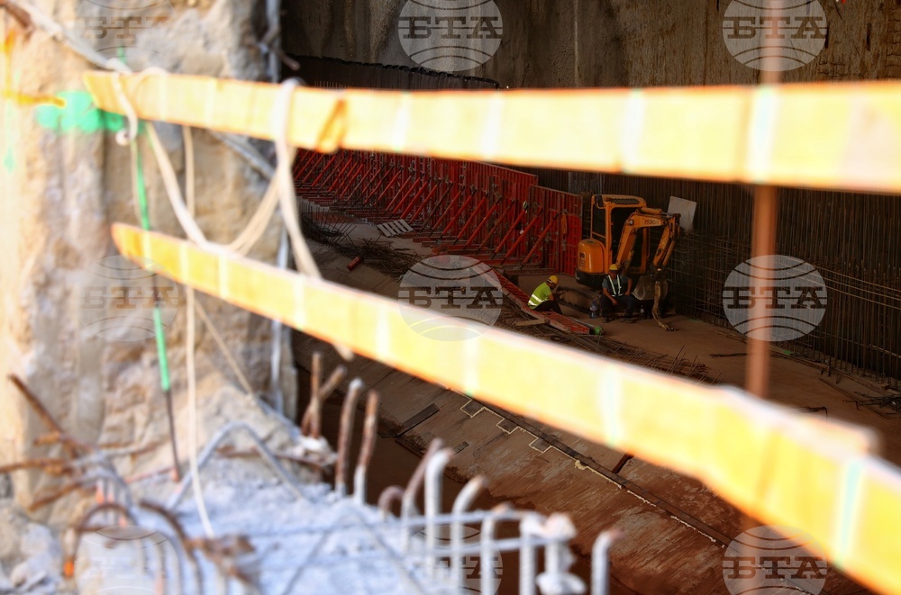  Напредват ремонтните дейности по моста над р. Въртопо, по който преминава столичното метро, посочват от Общината