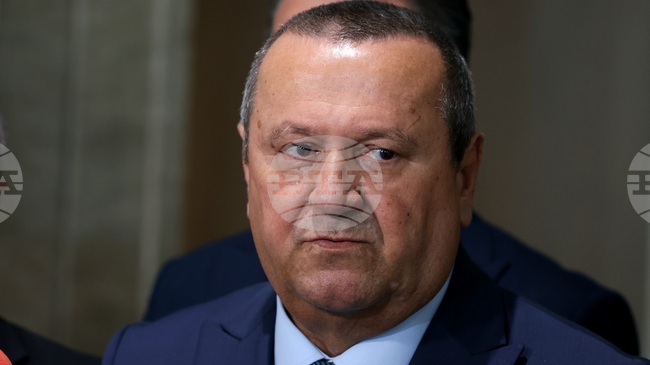 Целта на правителството е да спре прехвърлянето на ефектите от кризата към хората, каза служебният социален министър Хасан Адемов