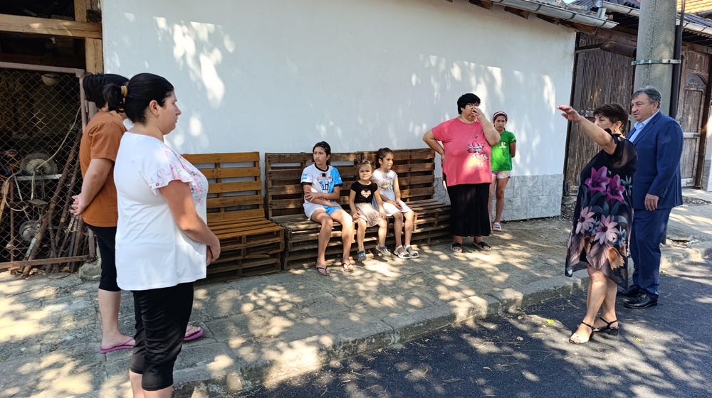 Община Шумен: Кметът инспектира две нови улици в с. Мадара, започва санирането на Кметството