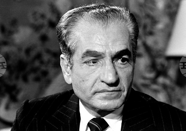 Последният ирански шах Мохамад Реза Пахлави умира преди 45 години в изгнание в болница в египетската столица Кайро