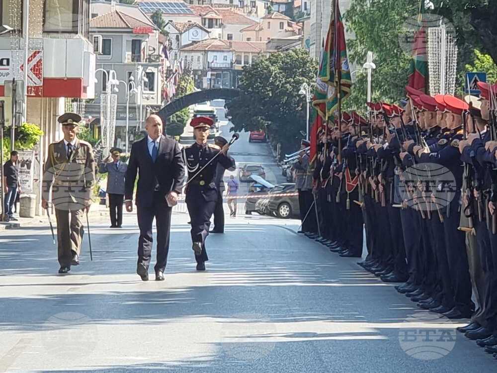 Във Велико Търново випускниците на Националния военен университет и Професионалния сержантски колеж получиха първи офицерски звания