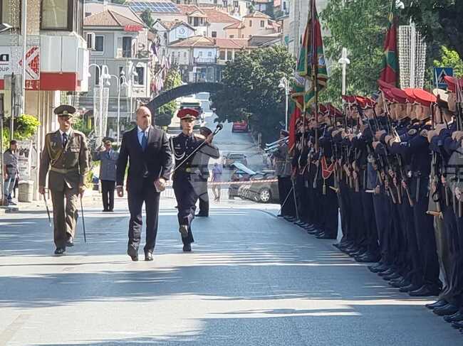 Във Велико Търново випускниците на Националния военен университет и Професионалния сержантски колеж получиха първи офицерски звания 