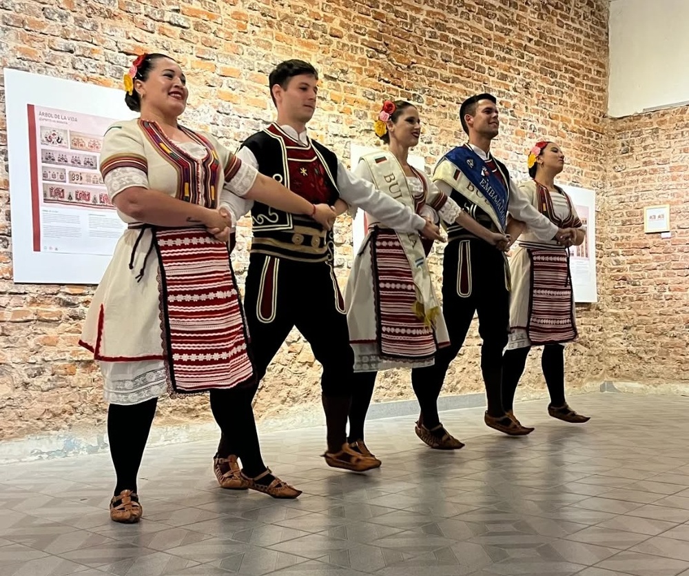 Фотографска изложба „Корени“ с участието на членове на Българското културно дружество „Иван Вазов“ ще бъде открита днес в Берисо, Аржентина