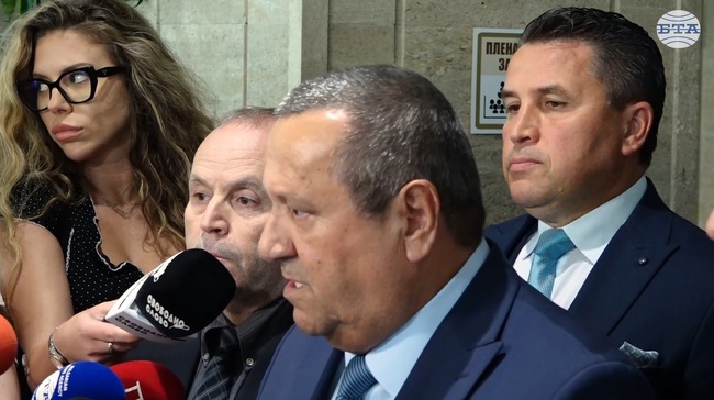 В националните рамкови договори специализиращи лекари не влизат в изпълнението на клиничните пътеки, заяви Хасан Адемов