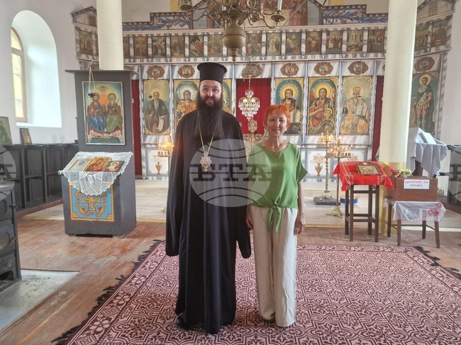 Иконографката Борислава Кацарова откри изложбата „Икони, картини и пана“ в двора на църквата „Св. Архангел Михаил“ в троянското село Врабево
