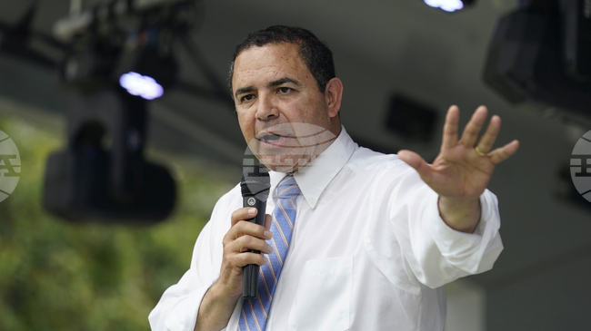 Тръмп помилва конгресмена от Тексас Хенри Куеър и съпругата му