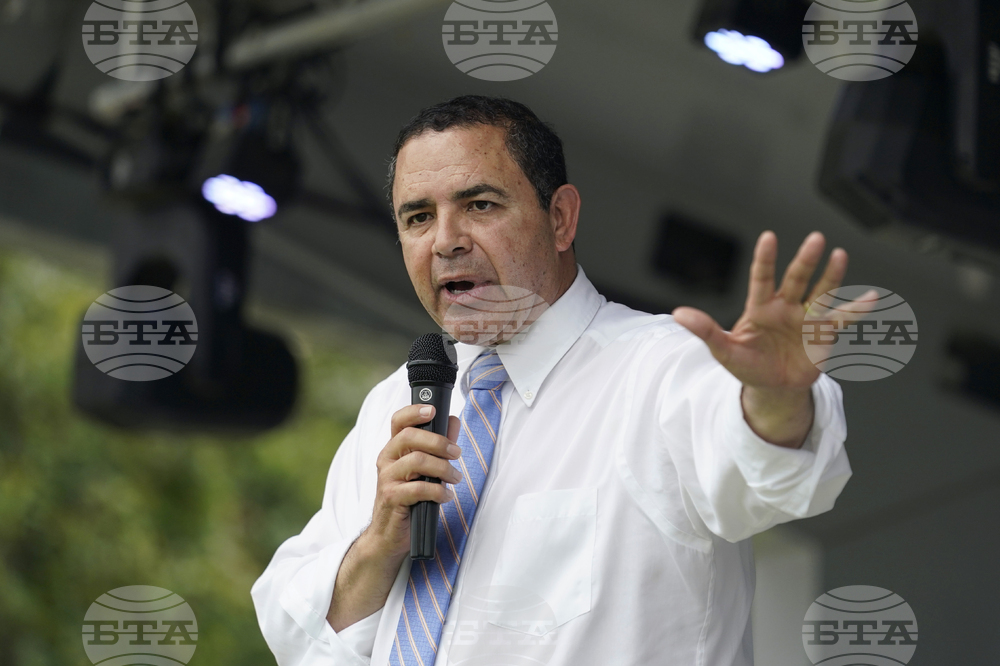 Тръмп помилва конгресмена от Тексас Хенри Куеър и съпругата му