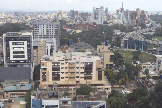Малък самолет се разби в столицата на Кения. Загиналите са най-малко шестима