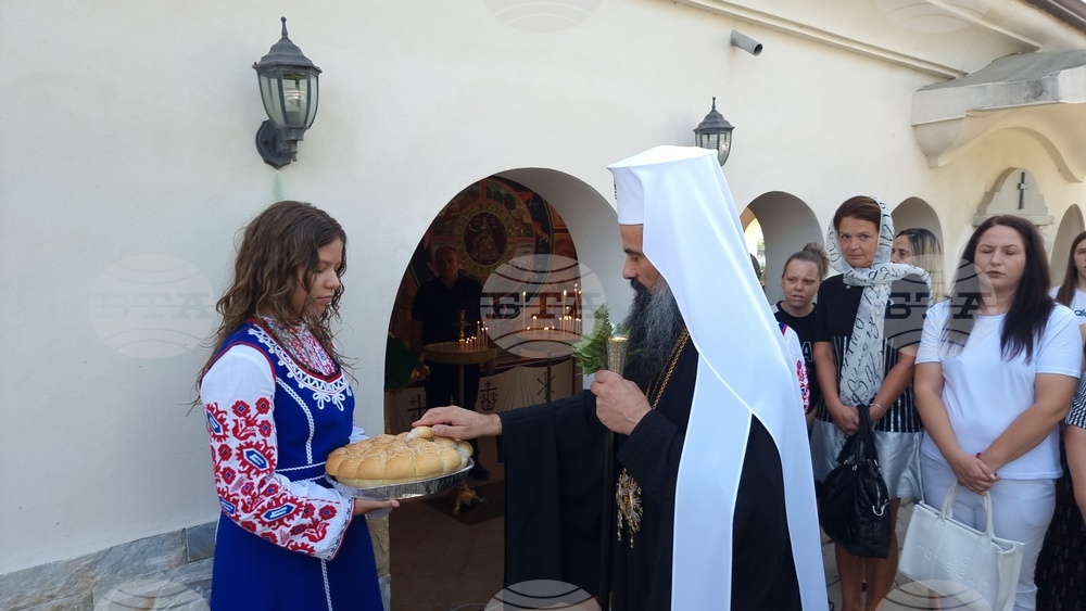 Българският патриарх Даниил възглави света литургия в обновения храм "Св. Петка" в с. Яхиново, община Дупница