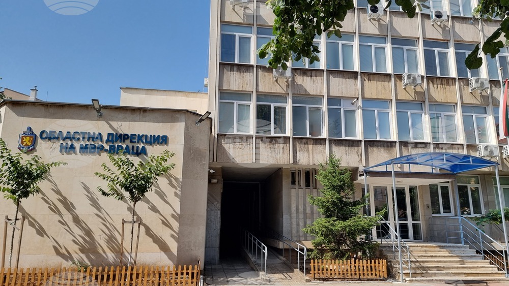 Служители на полицията в Мездра откриха противозаконно отнет автомобил, в който имало откраднати вещи от други автомобили