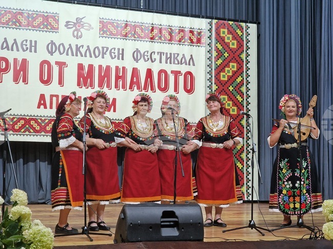 Повече от 900 участници от 85 състава от цялата страна се събраха в Априлци за фолклорния фестивал „Искри от миналото“
