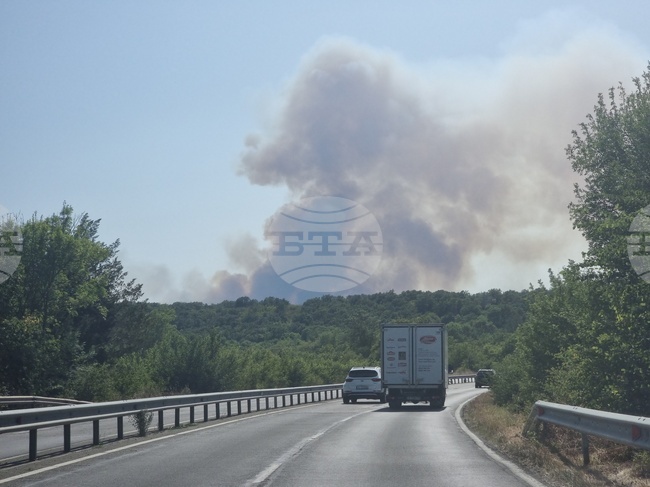Затворен е пътят Бургас - Малко Търново заради пожар и задимяване