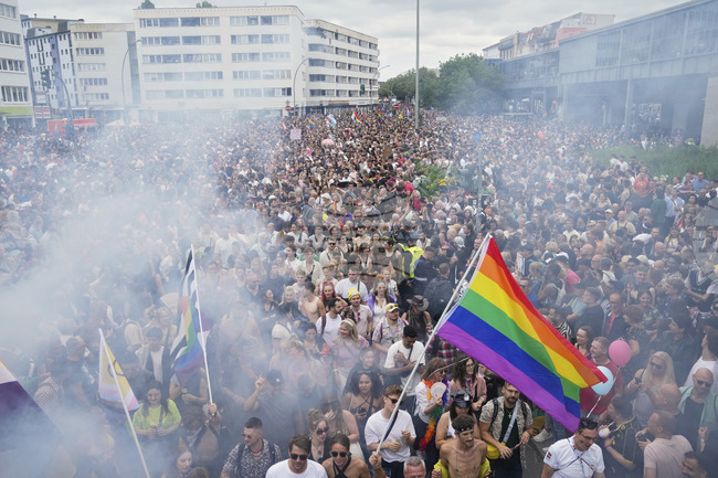 Берлин отбелязва парада на ЛГБТК+ общността с техно музика и знамена с цветовете на дъгата 
