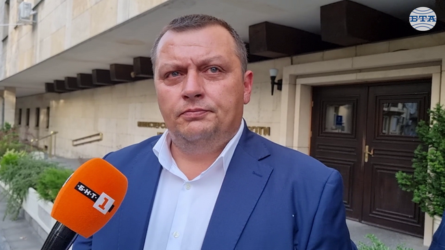 България иска помощ с четири самолета от ЕС за пожарите в Струмяни и в Трънско