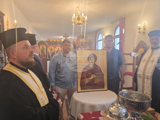 Новоизписана икона на Свети великомъченик Панталеймон беше посрещната и осветена в петричкото село Рупите