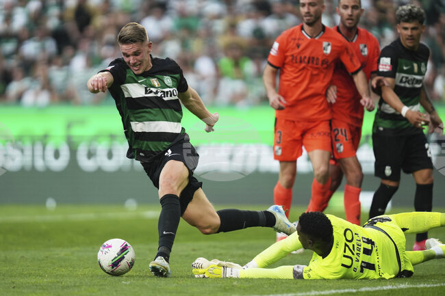 Новото попълнение на Арсенал Виктор Дьокереш беше официално представен на феновете преди приятелския мач срещу Нюкасъл