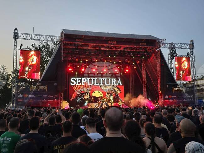 Седемнадесет групи излязоха на трите сцени във втората вечер на Hills of Rock