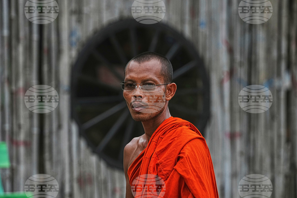 CORRECTION Thailand Cambodia Coping in a Crisis
