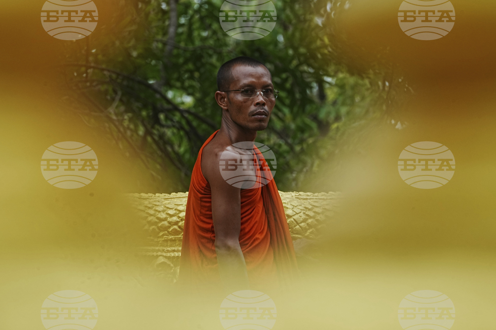 CORRECTION Thailand Cambodia Coping in a Crisis