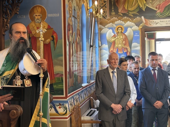 Патриарх Даниил отслужва света литургия в самоковския храм „Свети Пантелеймон“ 