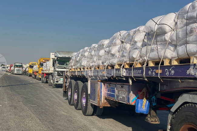 Първи камиони с хуманитарна помощ за ивицата Газа достигнаха през Египет до граничния пункт "Рафах"