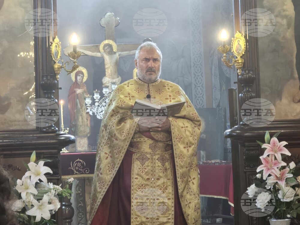 Свети Пантелеймон е разгласявал вярата и я е отстоявал, каза отец Велико в добричкия храм "Света Троица"