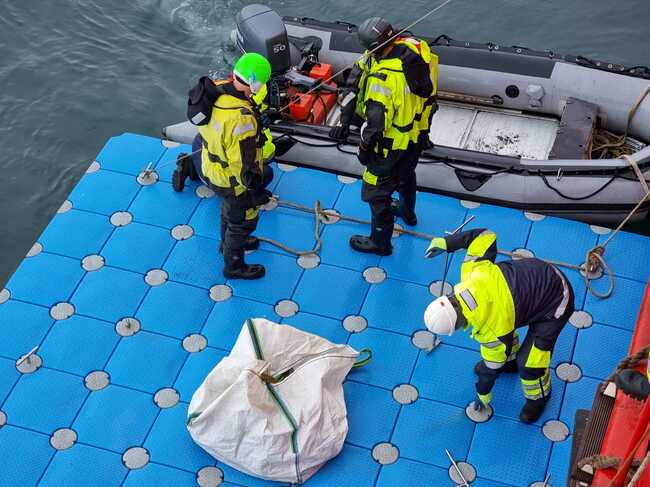 Ден 57 - Антарктици и военни възобновиха товаро-разтоварните дейности на остров Ливингстън