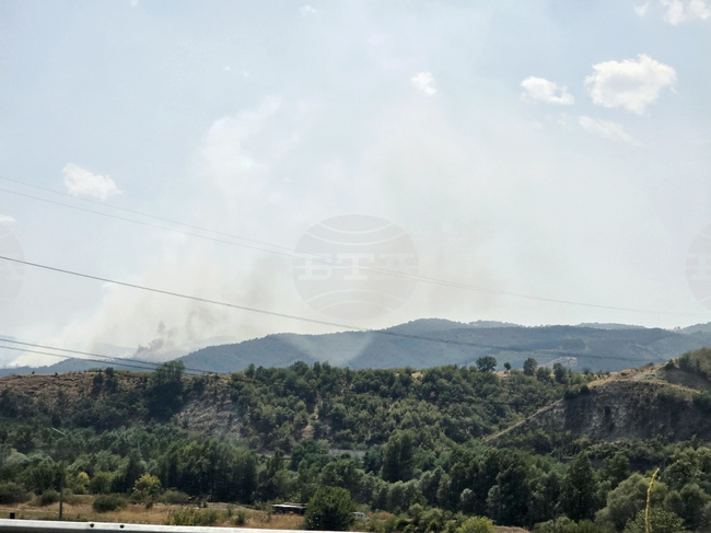 Все още има активни огнища на пожара в Националния парк „Рила“ над село Горно Осеново