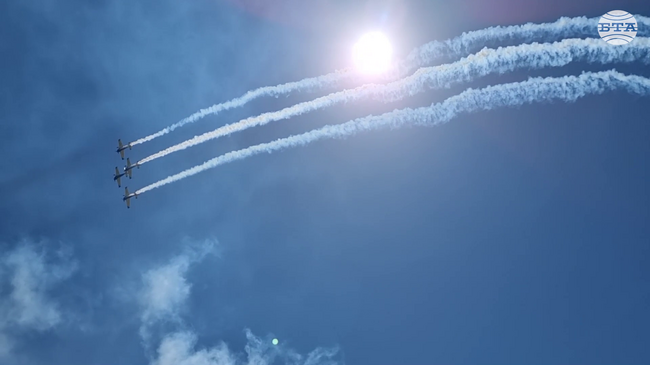 Шоу с авиационна и парашутна акробатика откри Националния шампионат по безмоторно летене край Русе