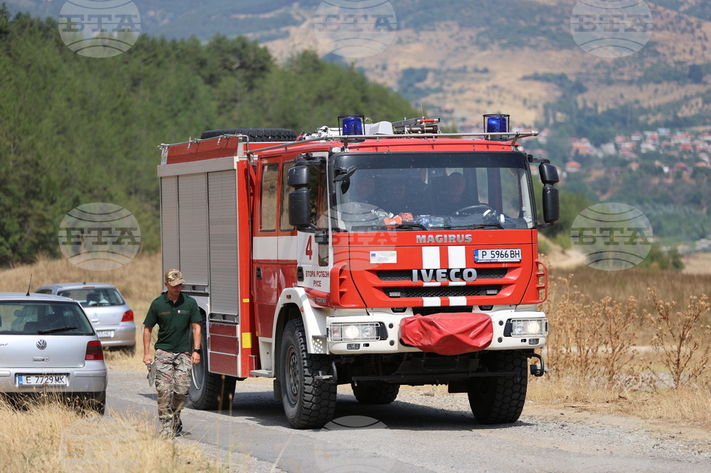 Екипи работят по доизгасяване на отделни огнища над Симитли, съобщиха от Общината