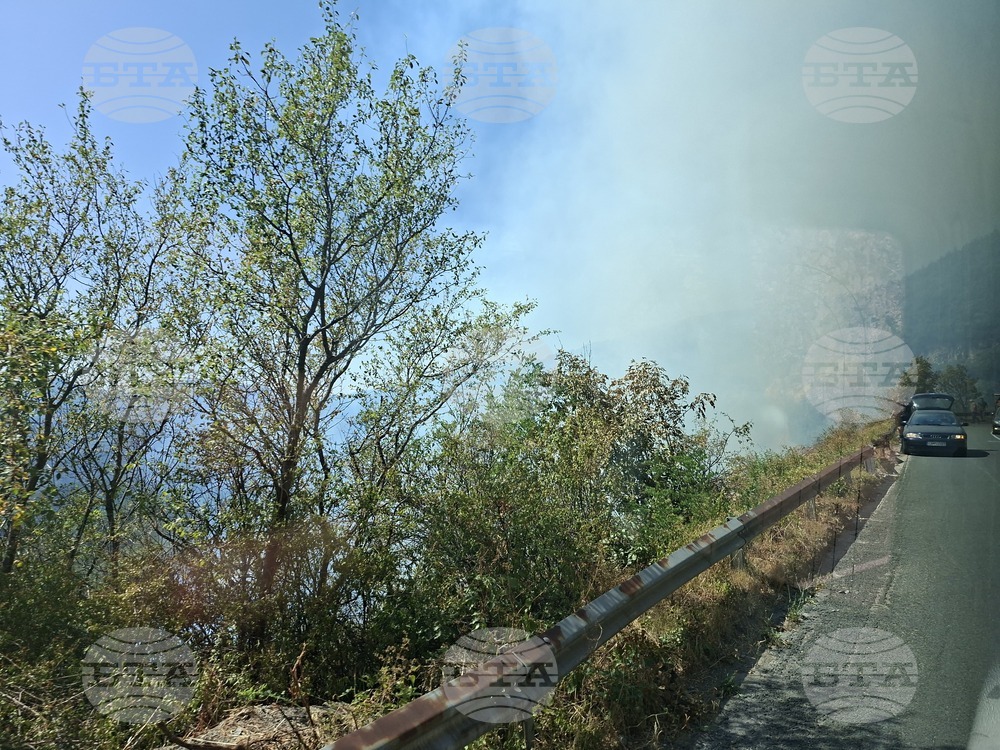 Движението през прохода Троян - Кърнаре е възстановено, но гасителните действия в района продължават