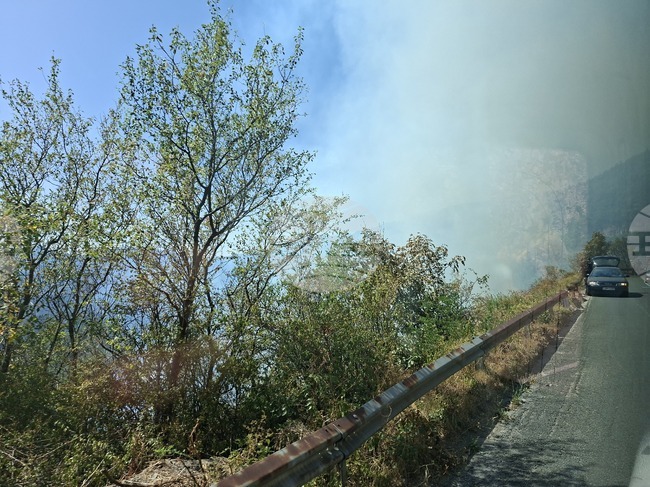 Движението през прохода Троян - Кърнаре е възстановено, но гасителните действия в района продължават