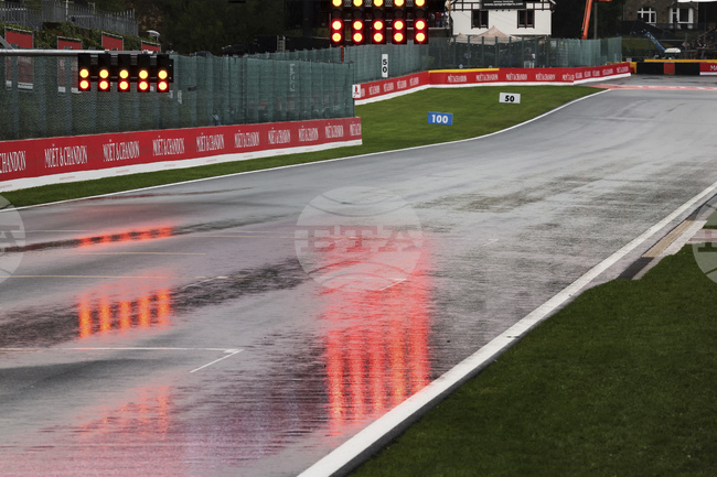Началото на Гран При на Белгия във Формула 1 е отложено вече час заради дъжд над пистата "Спа"