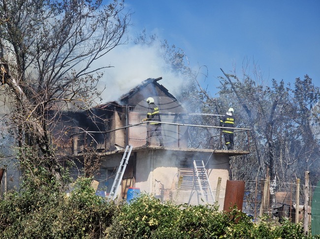 Пожарни екипи гасят пожари на различни места в пет от седемте общини на област Разград