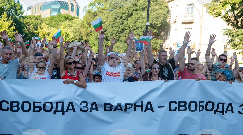 Протестно шествие в подкрепа на варненския кмет блокира за кратко ключови кръстовища в града