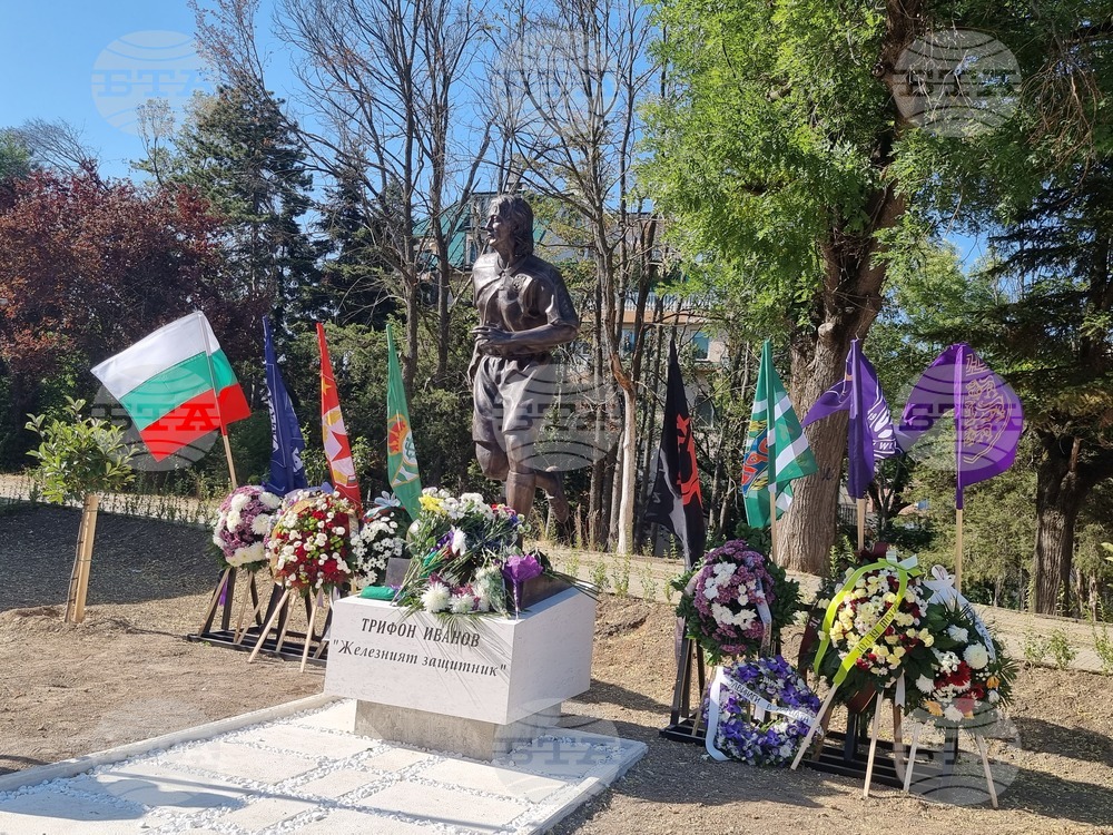 Паметник на легендарния футболист Трифон Иванов беше открит пред стадион „Ивайло“ във Велико Търново
