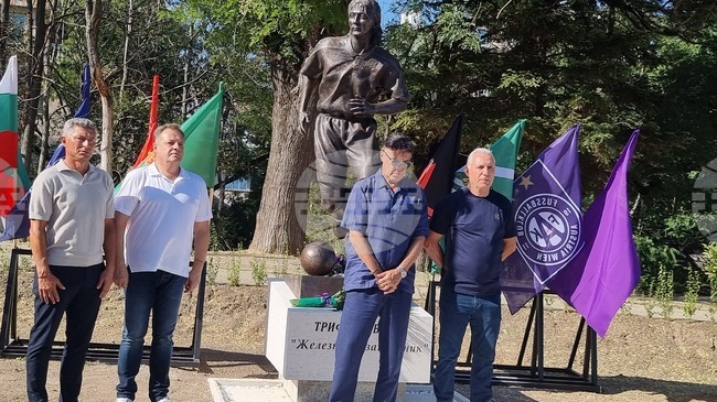 "Нашият капитан, нашият лидер, нашият приятел ни напусна", заяви Христо Стоичков по повод кончината на Борислав Михайлов