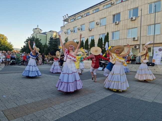 Търговище - колумбийски балет „Пайпа“ - концерт на открито