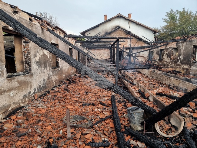 Пожар е нанесъл материални щети по къща и стопански постройки в радневското село Свободен