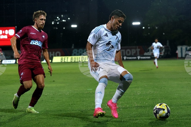 Левски победи Локомотив (София) в добавеното време и излезе начело в класирането