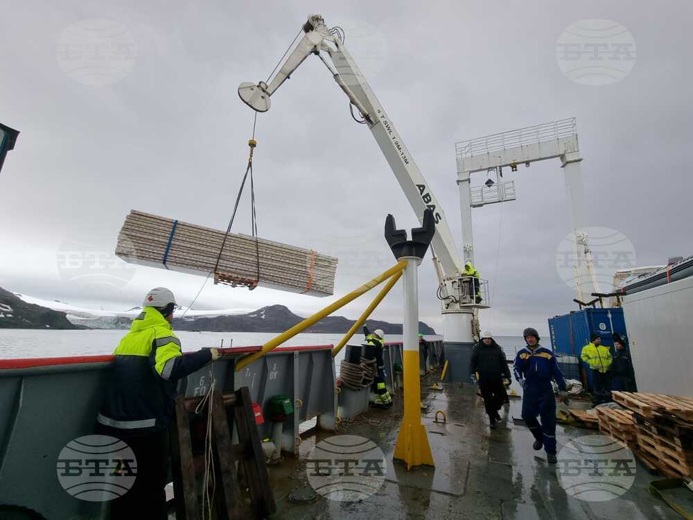 Day 57: Bulgarian Antarctic Base Team, Ship Crew Resume Unloading at Livingston Island