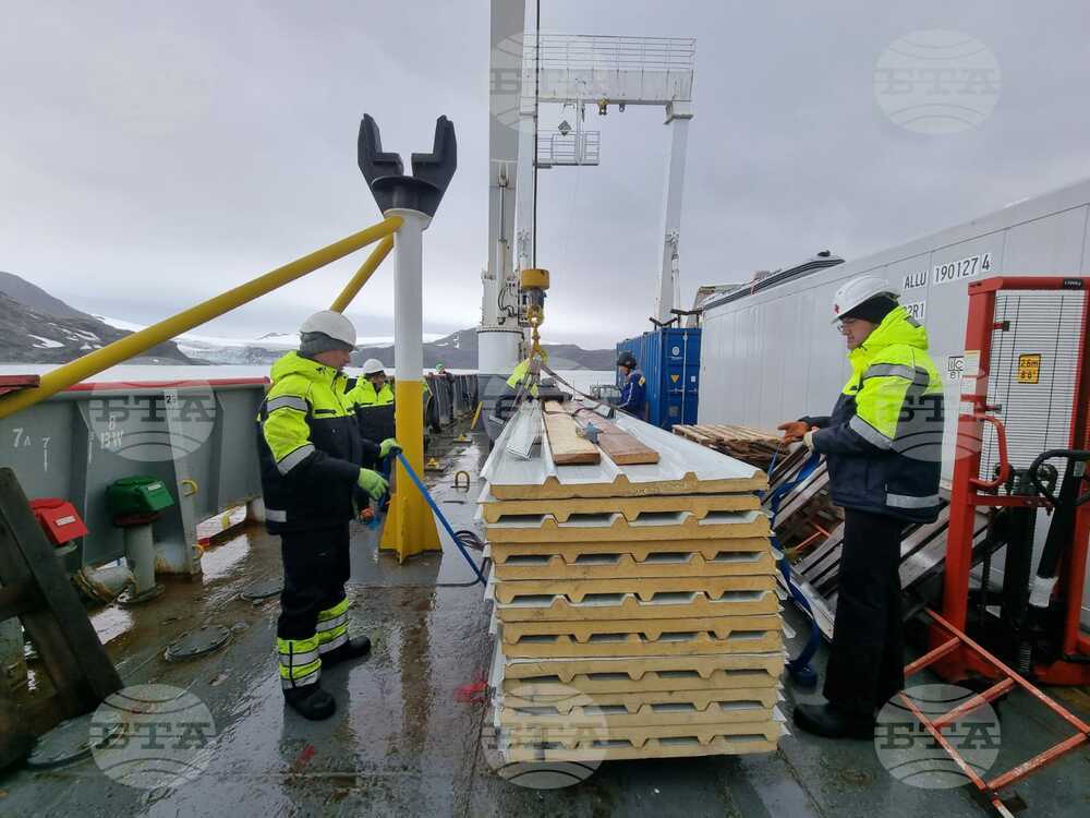 Bulgarian Antarctic Base Team, Ship Crew Resume Unloading at Livingston Island