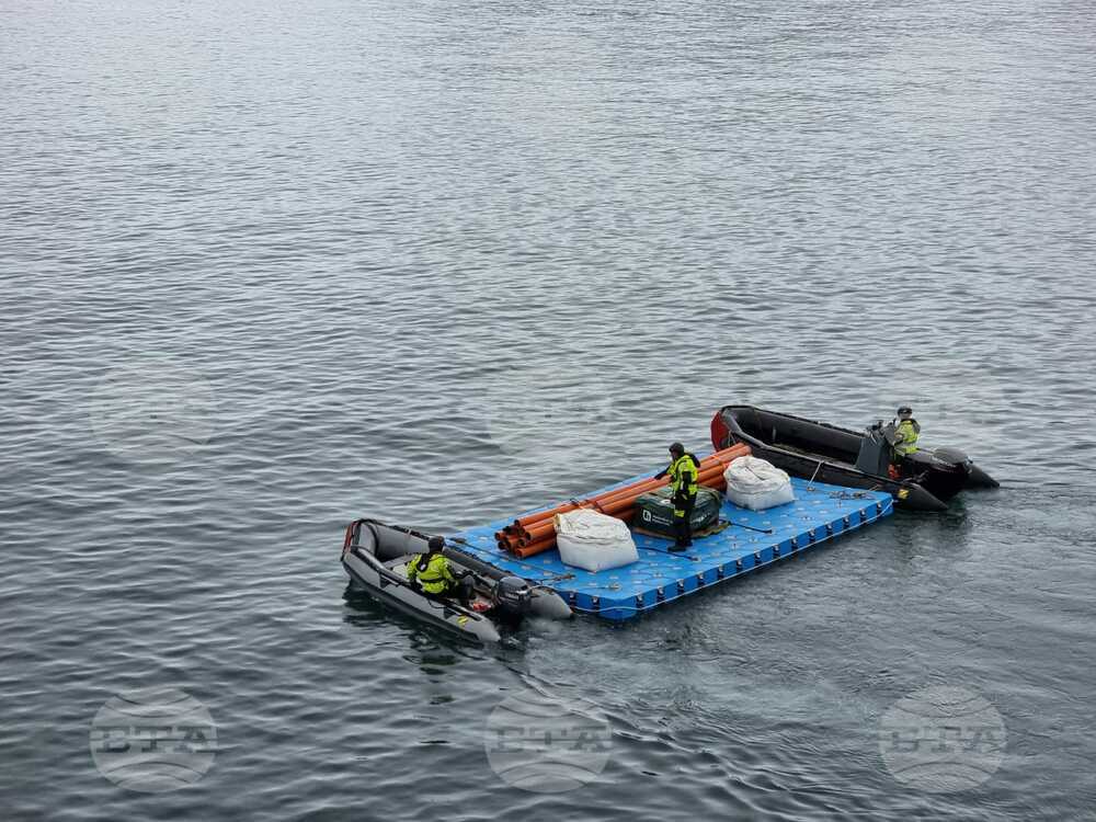 Bulgarian Antarctic Base Team, Ship Crew Resume Unloading at Livingston Island